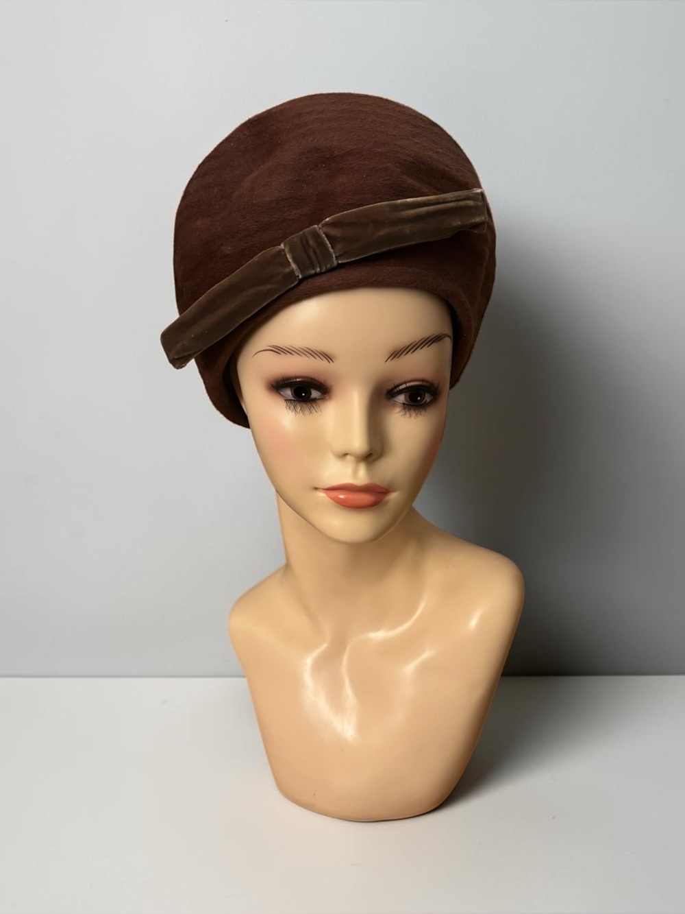 Vintage chocolate brown velvet cloche hat w/ a matching ribbon & side bow